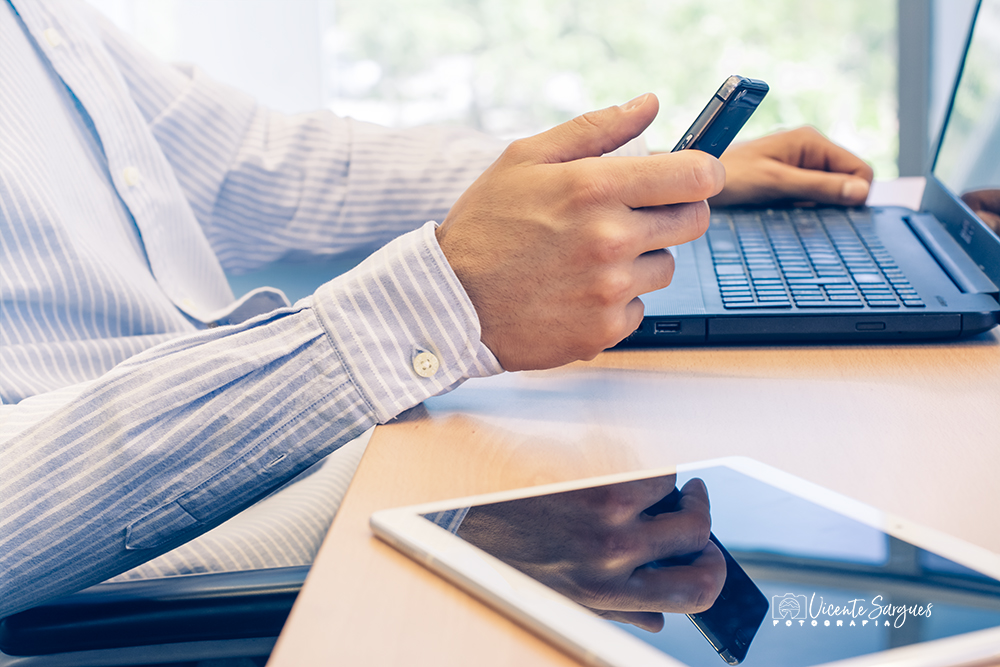 Hombre de negocios conectado