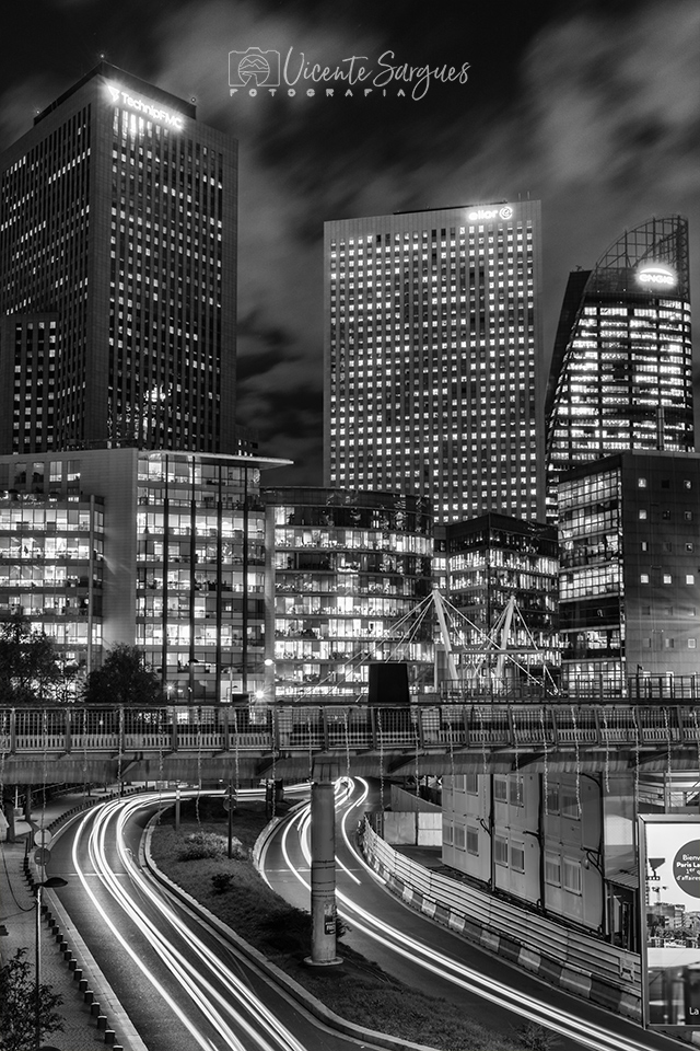 Edificios modernos iluminados