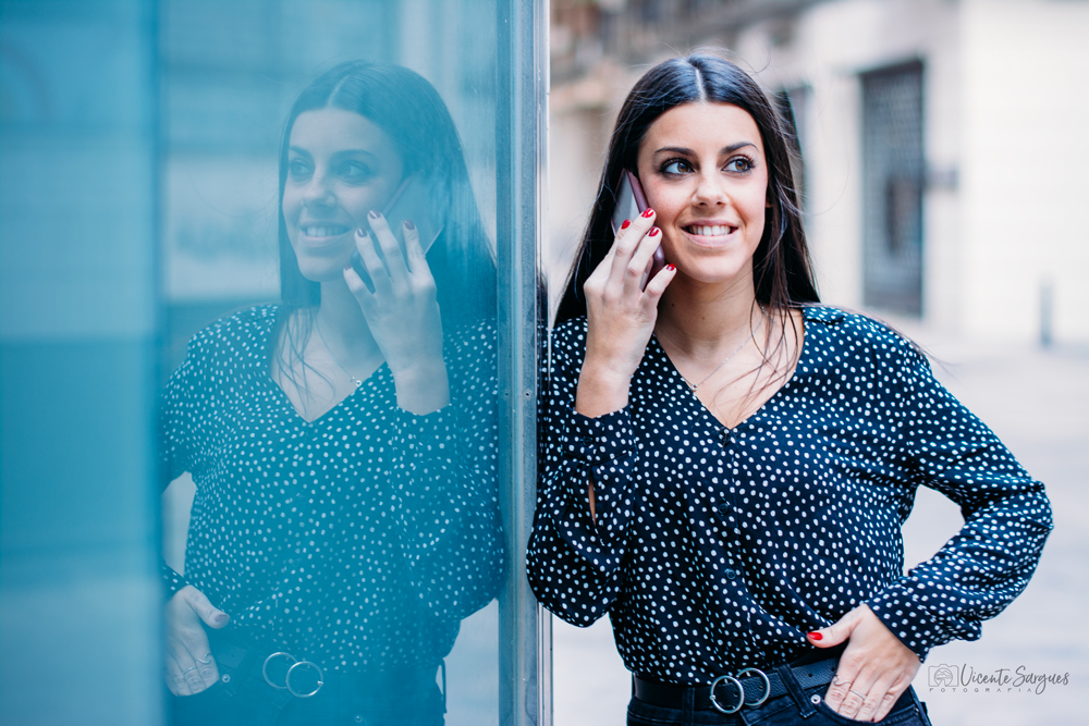 Retrato y reflejo en la calle