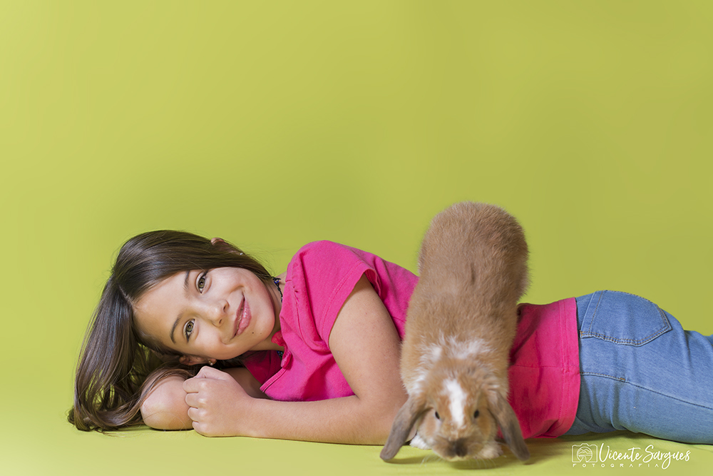 Niña con su mascota