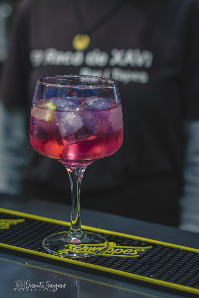 Copa de gin tonic rosado