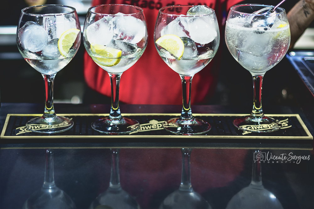 Preparando gin tonics