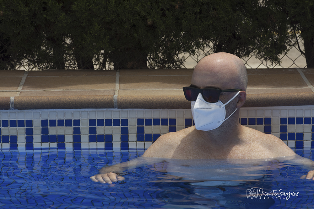 En la piscina con mascarilla