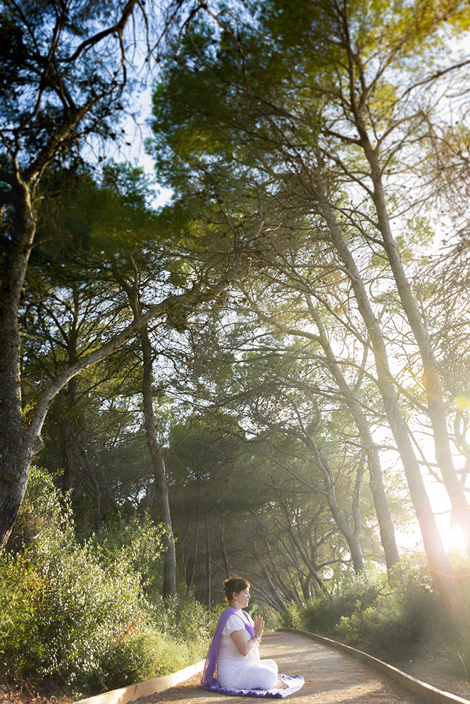 Meditando frente a la puesta de sol