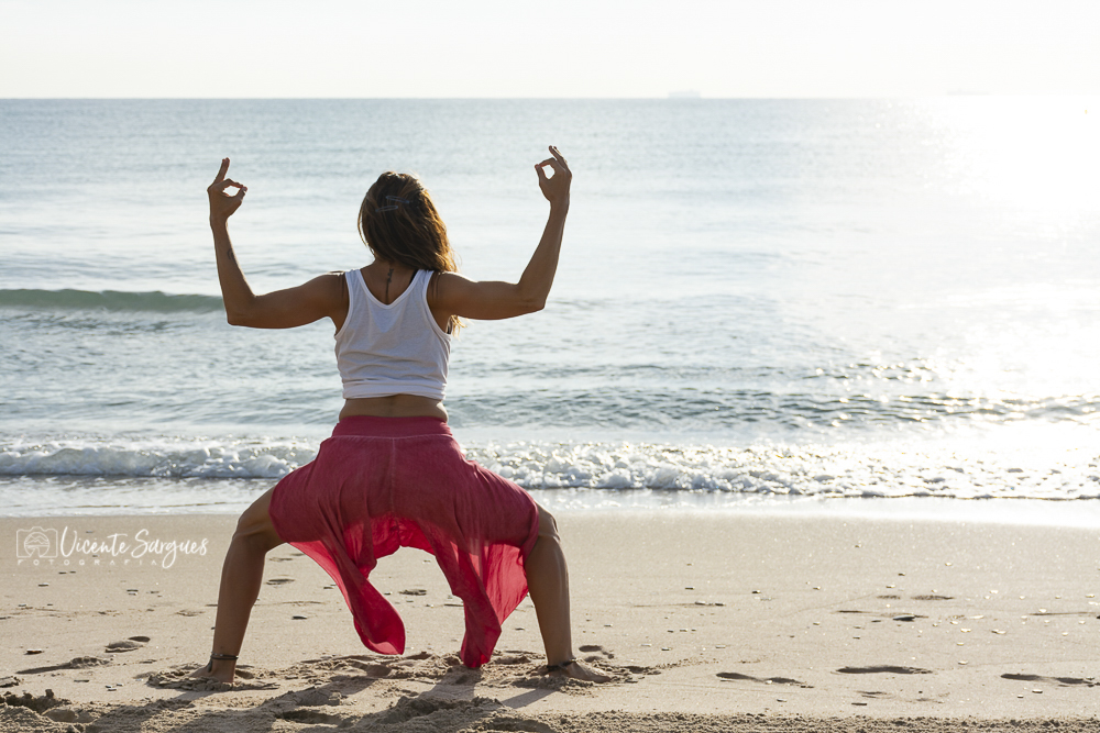 Yoga al amanecer en la playa
